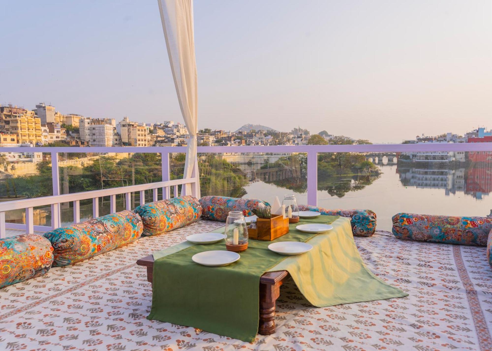 Natural Lake View Hotel Удайпур Экстерьер фото