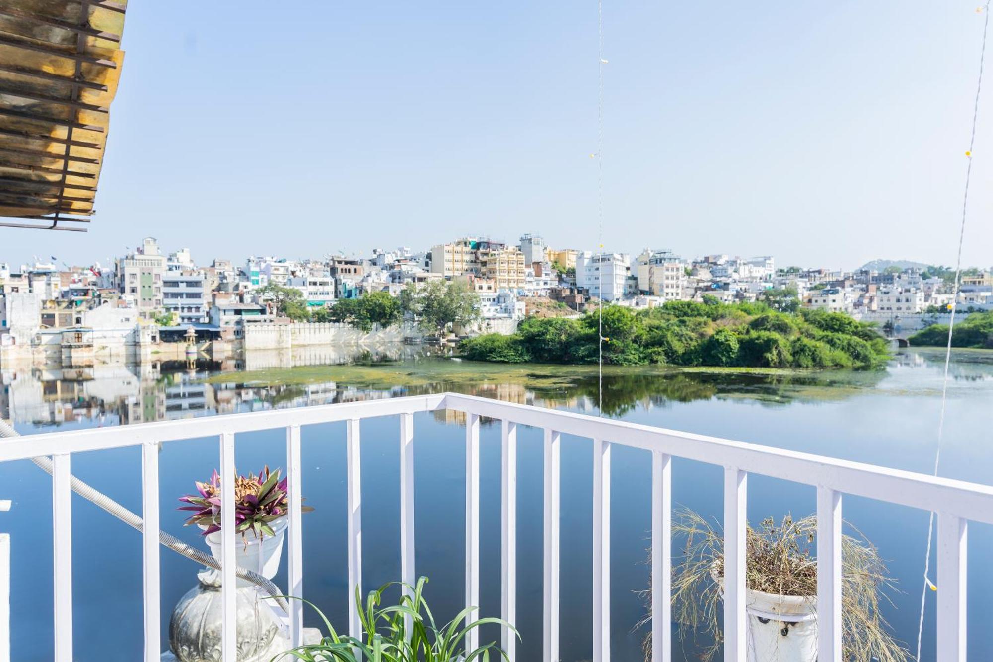 Natural Lake View Hotel Удайпур Экстерьер фото